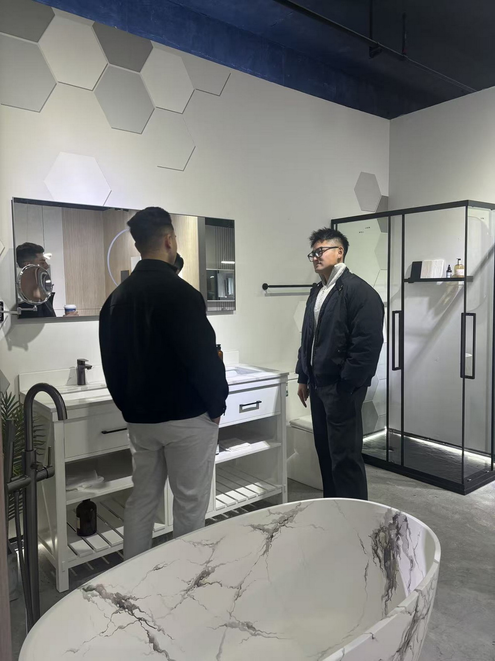 Australian Client Visited MiluoBath Showroom (3)