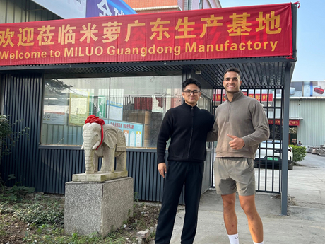 Showing client around Miluo Guangdong factory (5)_2778_2083.jpg