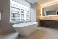 //irrorwxhlmmllk5m.ldycdn.com/cloud/pnBpnKjklmSRplljikpokp/Modern-Shallow-Bathtub-In-Compact-Bathroom.jpg